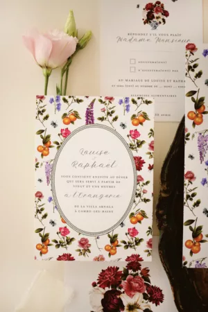 Carton dîner mariage fleuri avec médaillon vintage et motifs floraux entrelacés