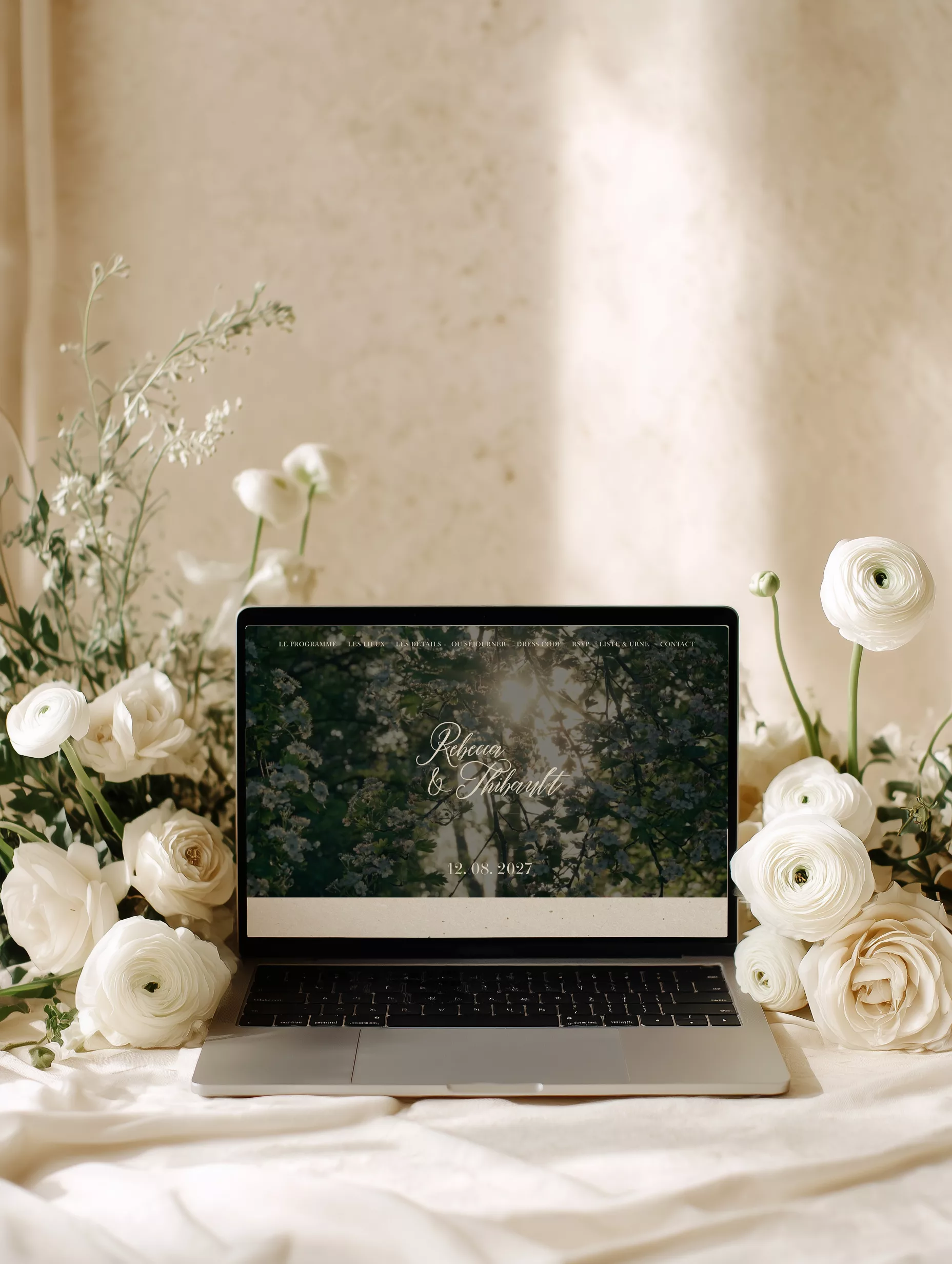Mini-site de mariage Vintage Bloom sur ordinateur portable