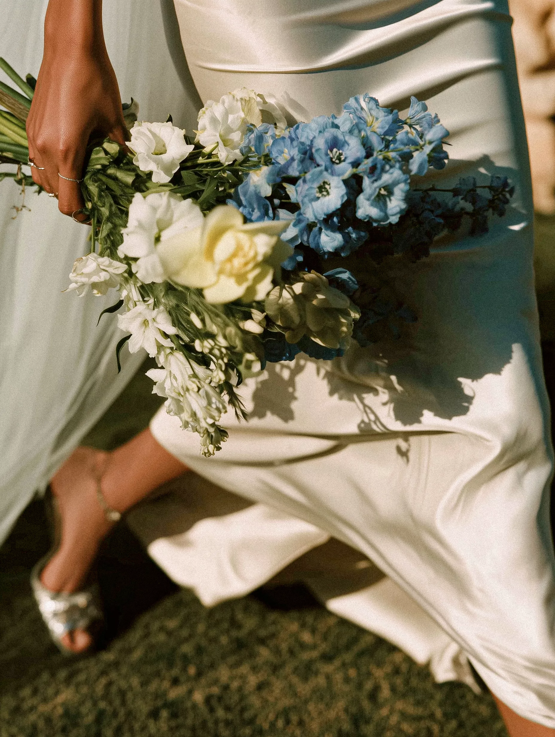 Ambiance mariage bleu ciel et jaune beurre - Maison Célestine