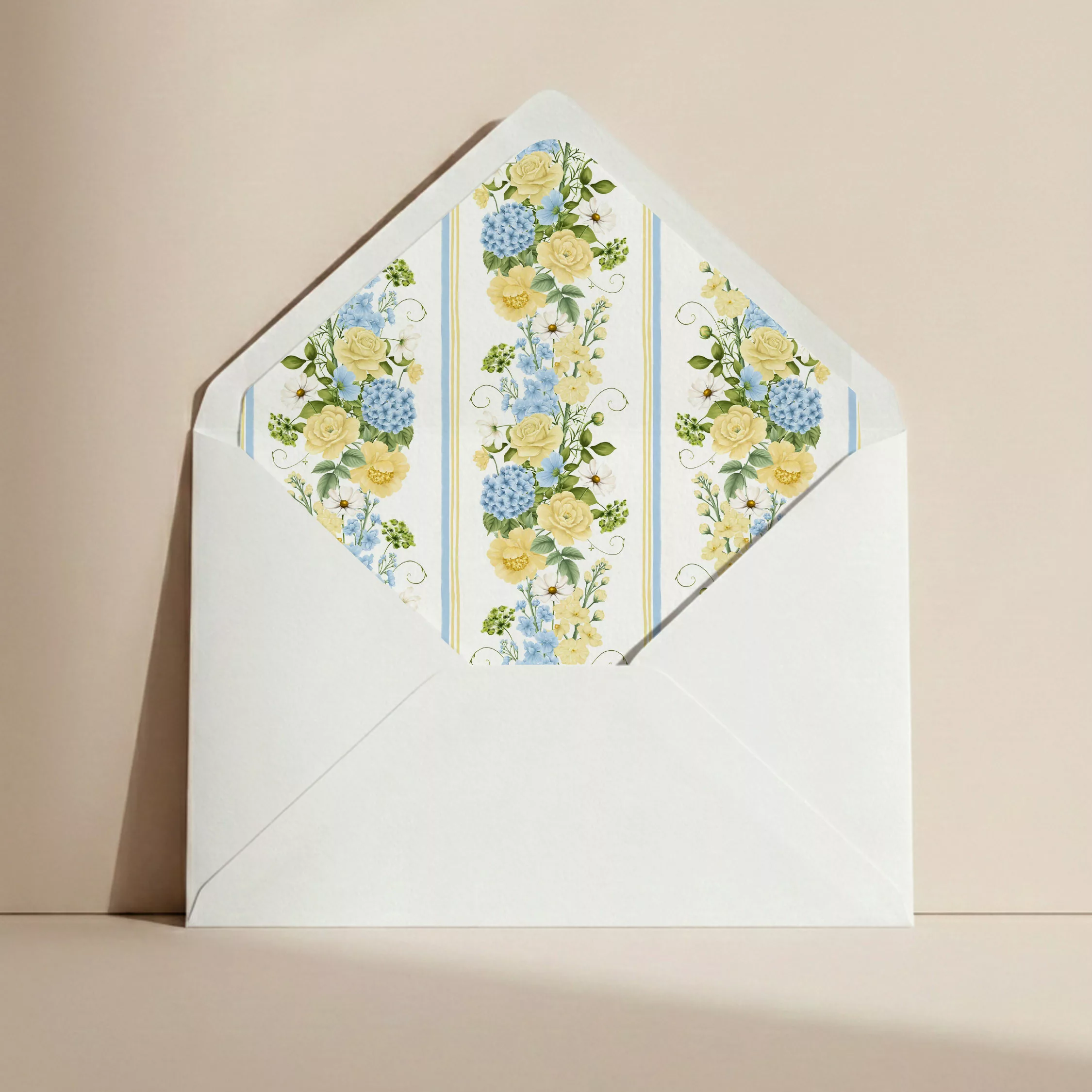 Doublure d’enveloppe mariage Solstice aux motifs floraux bleu ciel et jaune beurre