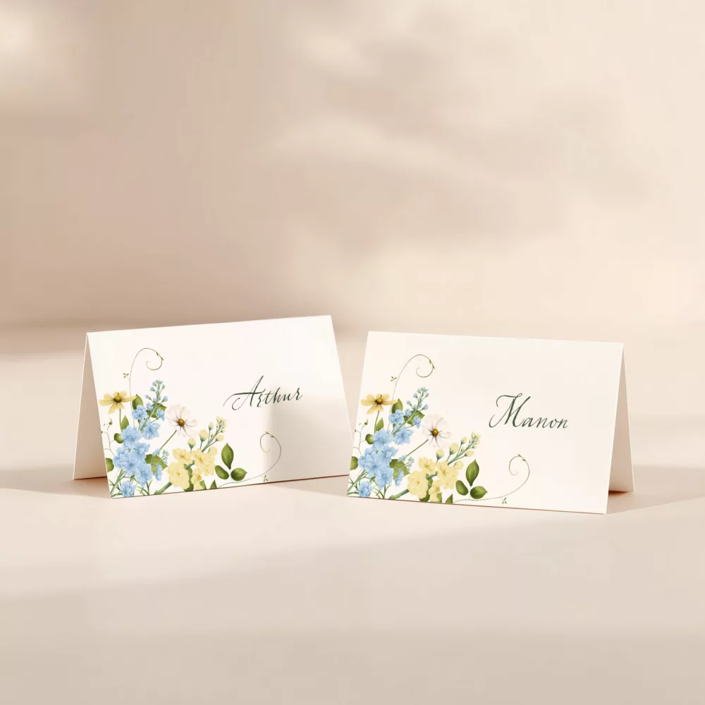 Marque-place mariage Solstice personnalisé avec un prénom et des fleurs bleu ciel et jaune beurre