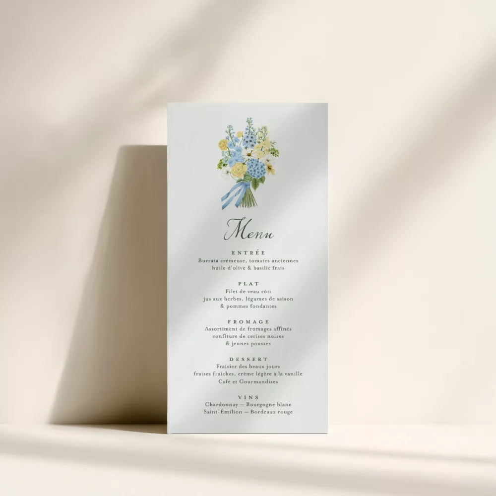 Menu mariage Solstice avec bouquet de fleurs bleu ciel et jaune beurre