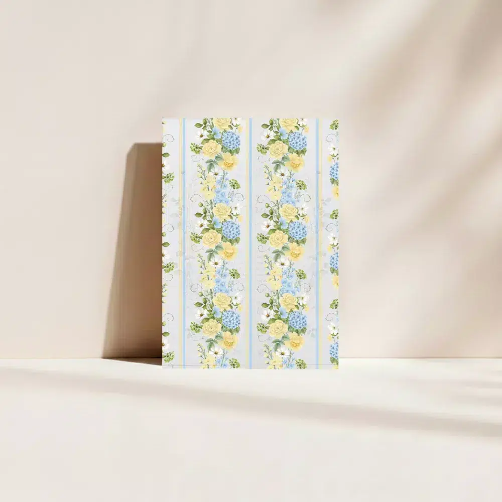 Pochette calque mariage Solstice aux motifs floraux bleu ciel et jaune beurre