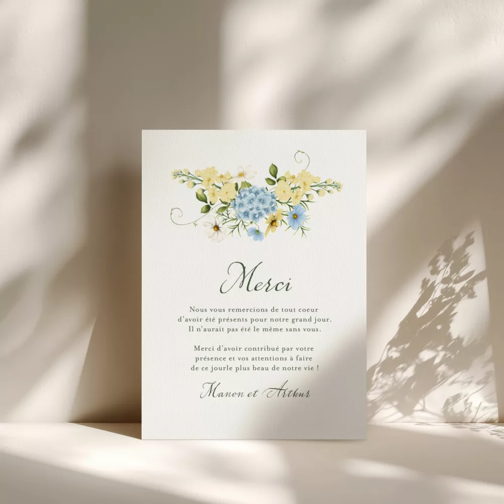 Carte de remerciement mariage Solstice avec bouquet de fleurs bleu ciel et jaune beurre